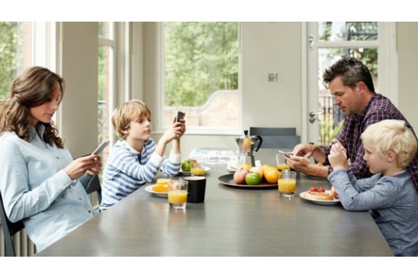 Uso de celular não reduz tempo em família, diz estudo