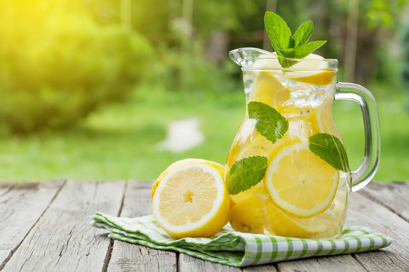 Limonada rosa: aprenda a fazer ótima opção para substituir o refrigerante