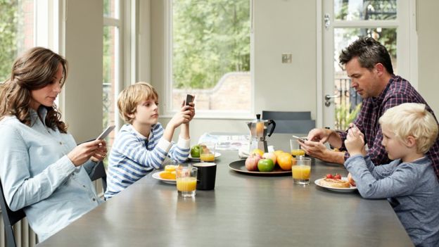 Uso de celular não reduz tempo em família, diz estudo